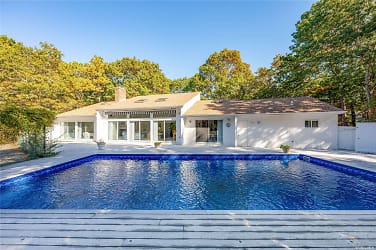1 Whipporwill Ln - East Quogue, NY