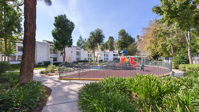 Villa Topanga Apartments - Canoga Park, CA