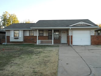 824 NW 15th St - Moore, OK