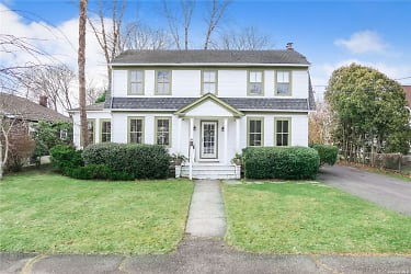 42 N Howells Point Rd - Bellport, NY