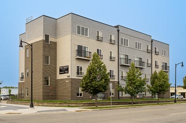 Urban Crossing Apartments - Fargo, ND