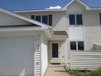 2569 S 40th St - Grand Forks, ND