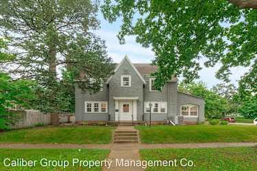 324 W 8th Street - Cedar Falls, IA