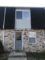 1425 Twin Pines Ct - Newark, OH