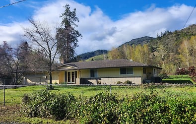4542 Averill Dr - Grants Pass, OR