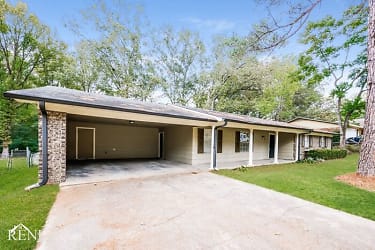 1217 Pineview Dr - Clinton, MS