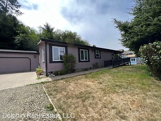 355 NW 55th St - Newport, OR
