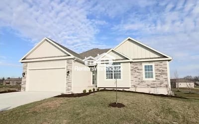 516 SE Colonial Ct - Blue Springs, MO
