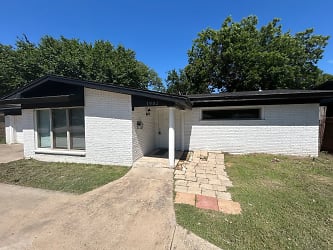 1902 N O'Connor Rd - Irving, TX
