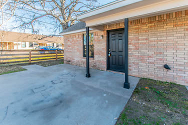 101 Meadow Park Cir - Lacy Lakeview, TX