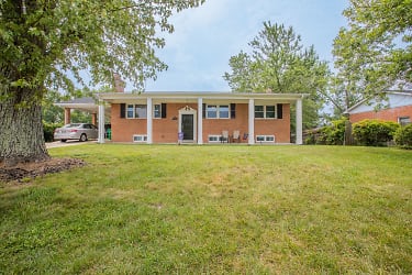 6903 Briarcliff Dr - Clinton, MD