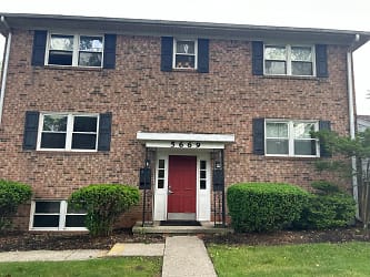 3119 Tremainsville Rd - Toledo, OH
