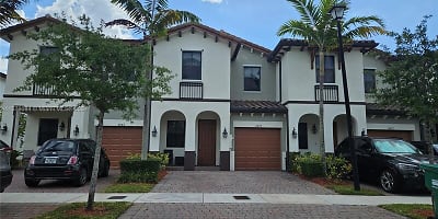 8879 NW 102nd Ct - Doral, FL