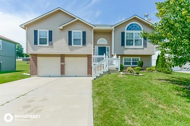 706 Foxtail Court - Grain Valley, MO