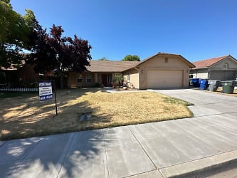 554 St Michelle Dr - Madera, CA