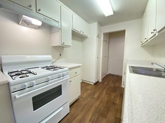 6611 Haskell Ave unit 224 - Los Angeles, CA