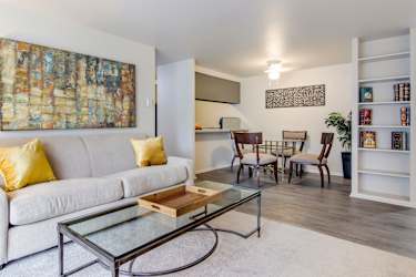 Colony Club Apartments And Townhomes - Bedford, OH