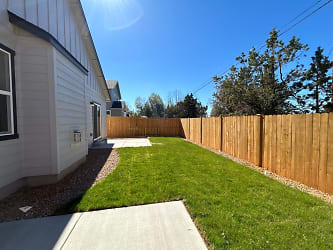 2463 NW Upas Ave - Redmond, OR