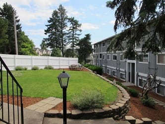 Crestwood Court Apartments - Portland, OR