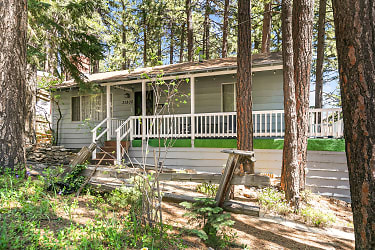 31808 Luring Pines Dr - Running Springs, CA