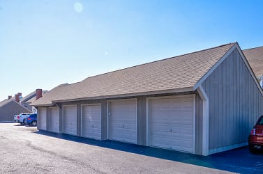 The Courts At Wetherburn Commons Apartments - Lancaster, PA