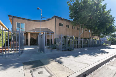 8960 Orion Ave - Los Angeles, CA