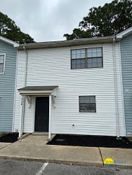 228 Oxford Ct - Mary Esther, FL