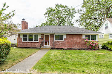 1745 SE 6th Ave - Oak Harbor, WA