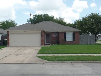 102 Clydesdale Ln - Victoria, TX