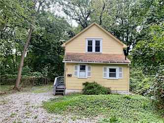 656 1/2 Kling St - Akron, OH