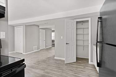 Spring Creek Townhomes Apartments - Springfield, IL