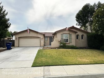 648 N Magna Carta Ave - Hanford, CA