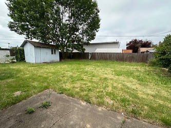 920 Ermine St SE - Albany, OR