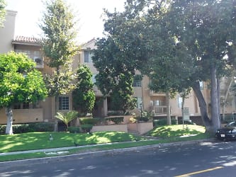 1616 S Barrington Ave - Los Angeles, CA