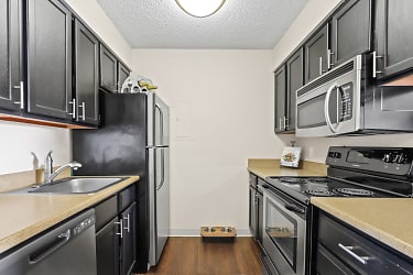Silver Reef Apartments - Lakewood, CO