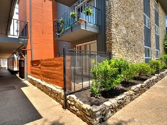 Longhorn At 25th Apartments - Austin, TX
