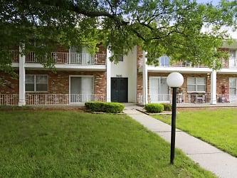 Colonial Gardens & Cherbourg Apartments - Overland Park, KS