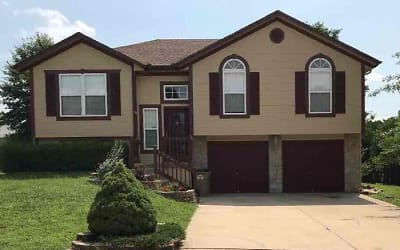 1709 Shelby Drive - Raymore, MO
