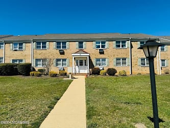 35 Manchester Ct #H - Freehold, NJ