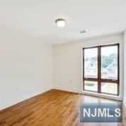17 Meadow Rd #408 - Rutherford, NJ