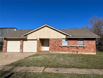 821 SW 27th St - Moore, OK