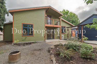 1141 6th St - Springfield, OR