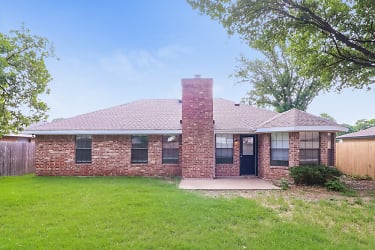 1207 Belclaire Ln - Irving, TX
