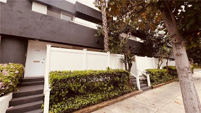 17836 Magnolia Blvd - Los Angeles, CA