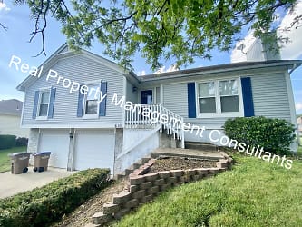 610 Rosehill Dr - Raymore, MO