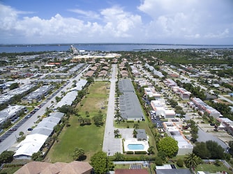 1030 Steven Patrick Ave - Indian Harbour Beach, FL