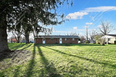 641 Lake View Dr - Zionsville, IN
