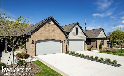 901 Heritage Dr - Bloomfield Township, MI