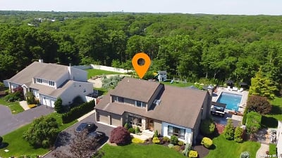 52 Annandale Rd - Commack, NY