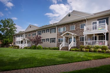 Fairfield West At Hauppauge Apartments - Hauppauge, NY